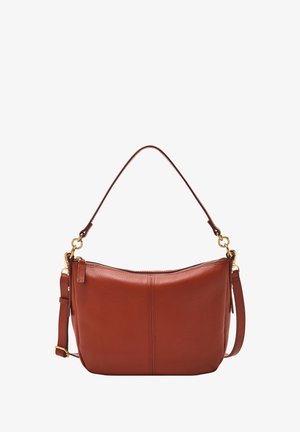 Sac à main en cuir marron avec une texture lisse, présentant une silhouette courbée, des accessoires en métal doré et un design à double sangle pour plus de polyvalence.