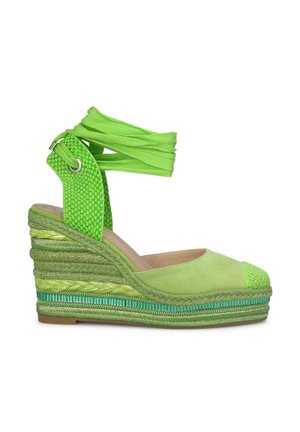 Espadrille vert avec une sangle tissée texturée et un capuchon en daim lisse. Présente des détails tissés en vert multi-ton sur la semelle compensée.