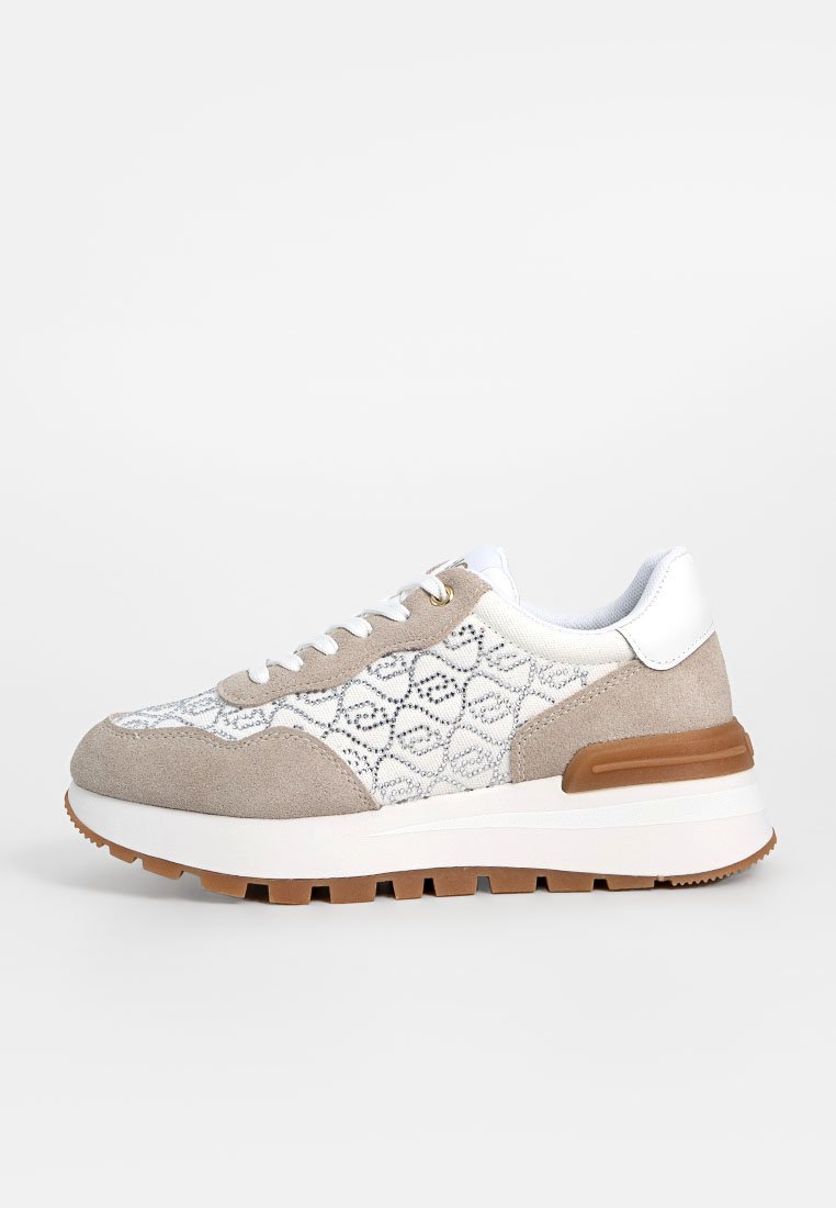 Sneaker multicolore con tomaia in tessuto bianco e grigio a motivo, accenti in suede beige, suola bianca e suola in gomma marrone.