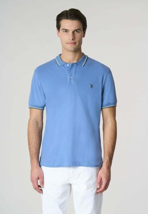 Polo shirt azzurro chiaro a maniche corte con patta a due bottoni e logo ricamato verde, dotato di dettagli a contrasto sul colletto e sulle maniche.
