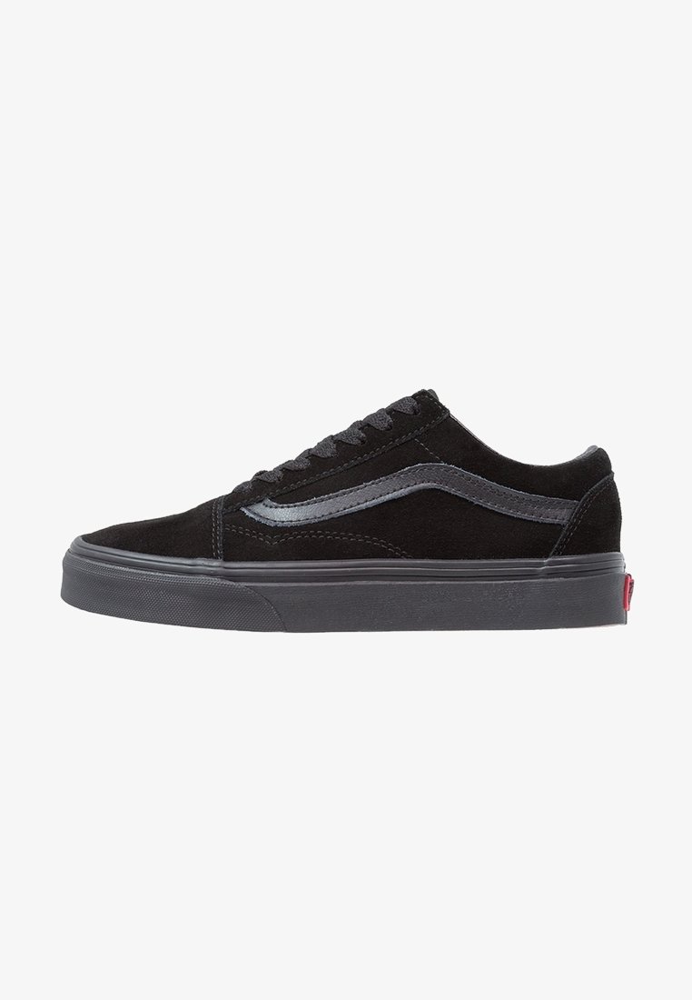 Sneaker in suede nero con suola in gomma, punta rotonda, lacci piatti neri e una striscia laterale di un grigio scuro a contrasto. Presenta un'etichetta con logo rossa.