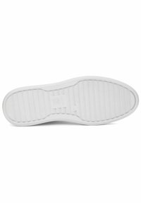 Sole di scarpa in gomma bianca con righe orizzontali e marchio. Texture liscia, forma arrotondata e senza motivi o accenti visibili.