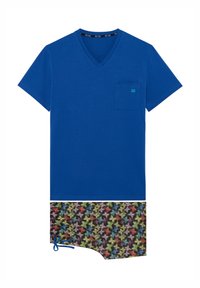 Blå bomulds V-hals T-shirt med en brystlomme, parret med mønstrede shorts med farverige sommerfugle på en mørk baggrund.