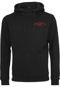 Čierna mikina s kapucňou vyrobená z bavlny, s prednou vreckom a kapucňou na šnúrku. Na hrudi je v červenej farbe potlačený nápis "GIUSEPPE'S PIZZA".