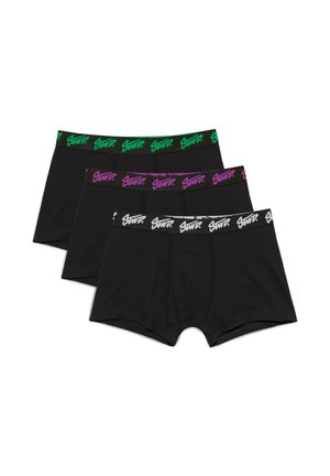 Tre sorte boxershorts stablet, hver med et forskelligt farvet logo på linningen i grøn, lilla og hvid.
