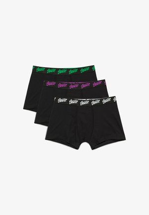 Trois boxers noirs empilés, chacun avec un logo de ceinture de couleur différente en vert, violet et blanc.