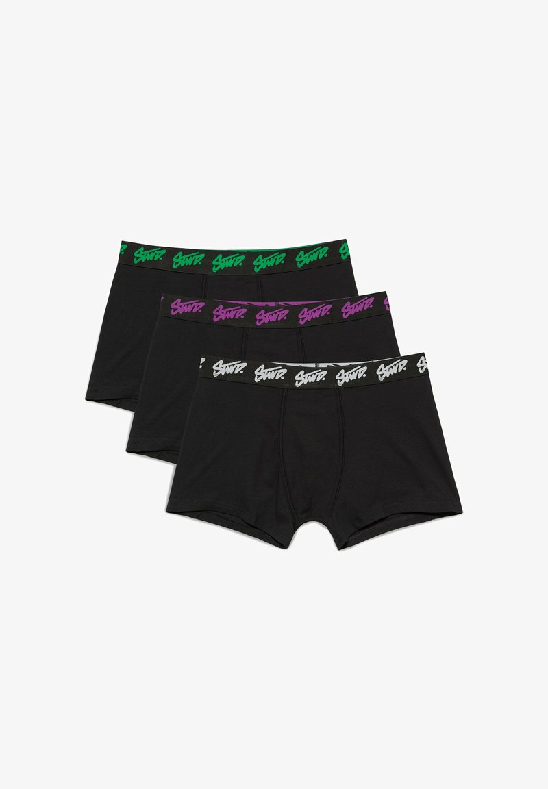 Trois boxers noirs empilés, chacun avec un logo de ceinture de couleur différente en vert, violet et blanc.