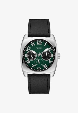 Montre Guess avec boîtier en argent, cadran vert, bracelet en cuir noir. Caractéristiques : grands chiffres blancs, trois sous-cadrans, et aiguilles des heures et des minutes argentées.