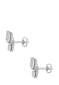 Uhani iz sterling srebra v obliki cvetov, okrašeni z svetlo modrimi dragimi kamni, z gladkim finišem in majhno pikčasto teksturo na cvetnih listih.