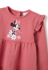 Vestido rosa de manga larga con mangas acampanadas, que presenta un diseño bordado de Minnie Mouse y acentos florales en la cintura. Material de algodón.