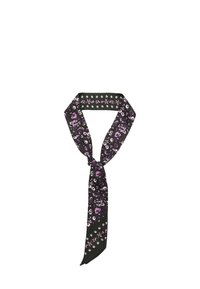 Sort silkebånd med et lavendelfarvet blomsterdesign. Har et solidt sort bånd med hvide dots og pink blomsterbroderi øverst.