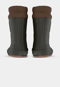 Une paire de bottes en caoutchouc vert foncé avec des revers rembourrés marron, vue de l'arrière sur un fond blanc.