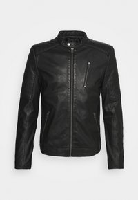 Svart läderjacka med hög krage, kviltade axelpartier, frontdragkedja och tre fickor med dragkedja. Slät textur.