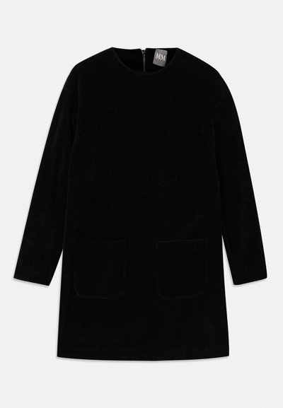 Czarna sukienka z cordurowej tkaniny, z długimi rękawami, wysokim dekoltem oraz dwoma kieszeniami z przodu. Posiada zamek błyskawiczny z tyłu jako zapięcie oraz teksturowaną tkaninę.