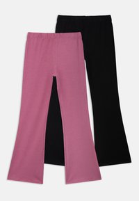 Twee paar uitlopende broeken, één in het roze en één in het zwart, gemaakt van zachte, rekbare stof met een elastische tailleband.