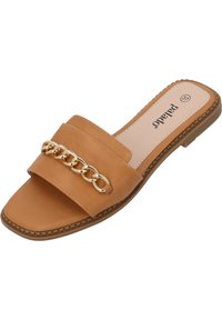 Sandal in pelle cuoio presenta una larga fascia con dettaglio in catena dorata e una suola piatta in gomma, progettata per un uso casual.