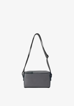 Kleine graue Umhängetasche mit verstellbarem Riemen, Reißverschluss-Hauptfach und Fronttasche.