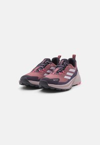 adidas Terrex TRAILMAKER 2.0 GORE-TEX® HIKING - Zapatillas de senderismo - quiet crimson/silver dawn/pink fusion
