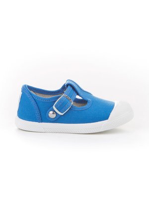 Zapato infantil de lona azul con puntera de goma blanca, correa ajustable y detalles de costura en contraste. Diseño ligero con suela texturizada.