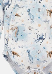 Lyseblå babybody med trykknapper, prydet med havdyr som blæksprutter, meduser, søheste, skildpadder og forskellige fisk.