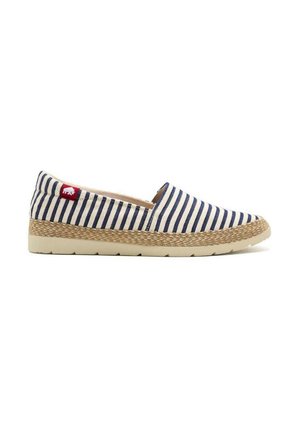 Zapato slip-on a rayas en azul marino y blanco, con una suela de yute tejido. Presenta un pequeño logo rojo en el lateral y un upper de tela texturizada.
