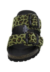 Grüne Leopardenprint-Sandalen mit zwei schwarzen Schnallen, ausgestattet mit einem strukturierten Obermaterial und einer gepolsterten, schwarzen Gummisohle. Hergestellt in Spanien.
