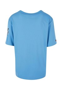 Šviesiai mėlyna trumpa rankovė T-marškiniai su apvalia iškirptė, glotni faktūra, su emblema kairėje rankovėje ir tiesiu apdaila apačioje.