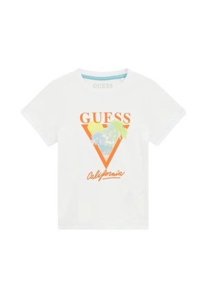 T-shirt bianca a maniche corte con scritta arancione "GUESS", grafica di un tramonto e una palma all’interno di un triangolo arancione e scritto "California" sotto.
