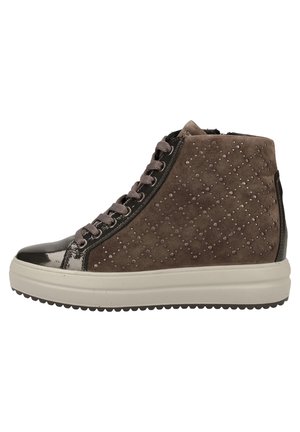 Højt sneakers med brun ruskind og sort laklæder, med quiltet mønster med små nitter, grå snørebånd og tyk hvid sål.