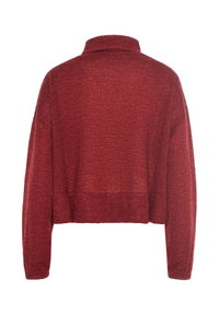 Maglione rosso lavorato a maglia con colletto alto, spalle scese e silhouette corta. Tessuto testurizzato con un aspetto morbido e caldo.
