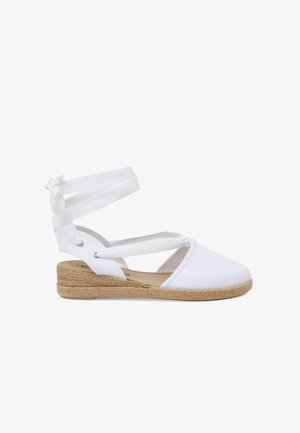 Espadrilles bianche a zeppa con cinturini incrociati alla caviglia, tacco in juta avvolto e design con punta arrotondata.