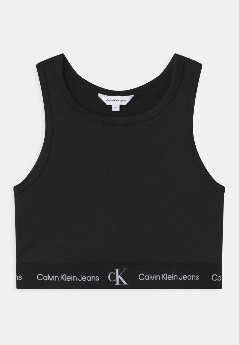Czarny bawełniany crop top z okrągłym dekoltem i szerokimi ramiączkami. Posiada elastyczny pasek z logo "Calvin Klein Jeans" w białym kolorze.