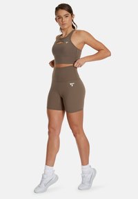 SQUATPROOF BRISK HIGH NECK - Športová podprsenka so strednou podporou - caramel brown