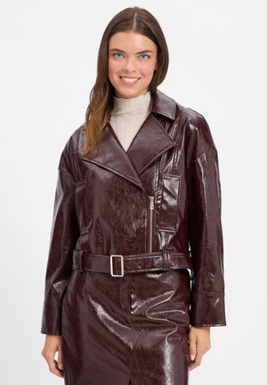 Giacca in finta pelle burgundy con ampi risvolti, chiusura frontale con zip e vita cintata. Presenta una finitura lucida e una vestibilità rilassata.