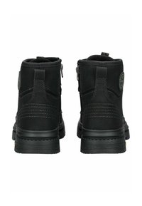 Botines de cuero negro con una textura suave. Cuentan con una cremallera a cada lado y detalles de costura. Suela de goma con un dibujo en el perfil.