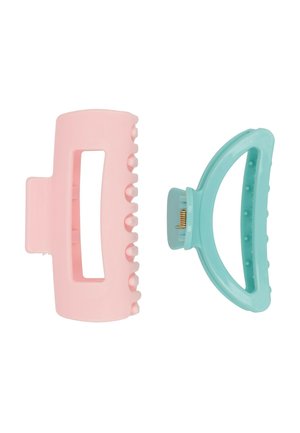 Zwei Haarklammern aus Kunststoff: eine rechteckige in Hellrosa mit abgerundeten Kanten, die andere dreieckig in Minzgrün mit einem Federmechanismus.
