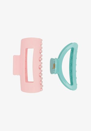 Due mollette per capelli in plastica, una rettangolare rosa chiaro con bordi arrotondati, una triangolare verde menta con cerniera a molla.