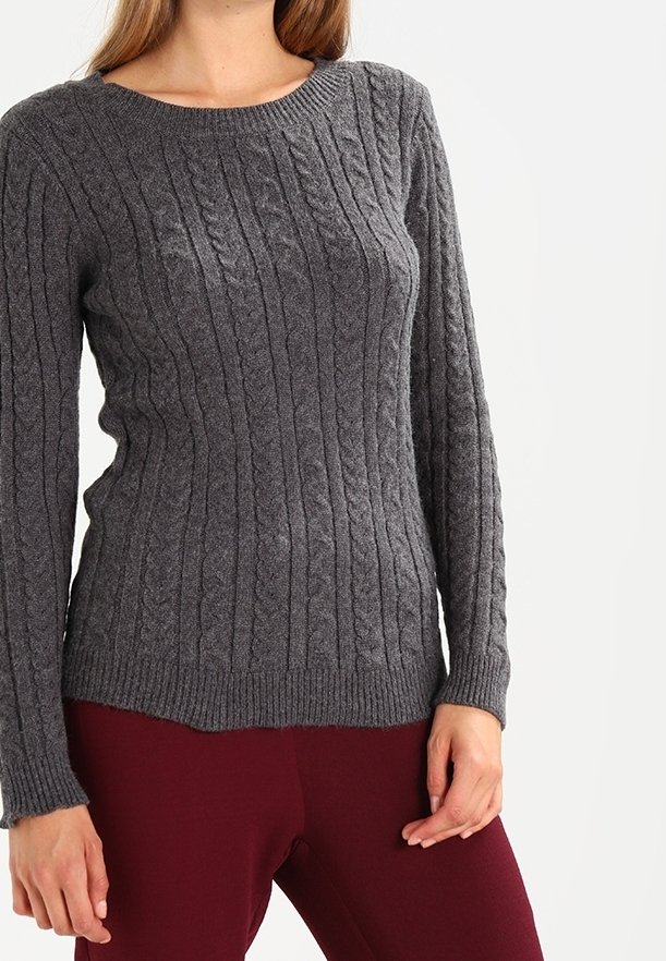 Grå kabelstickad tröja med rund halsringning, långa ärmar och ribbat avslut, tillverkad av en strukturerad ullblandning, i kombination med vinröda leggings.