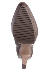 Scarpa alta in pelle marrone con punta affusolata, suola testurizzata e tacco sottile. Taglia contrassegnata come 37.