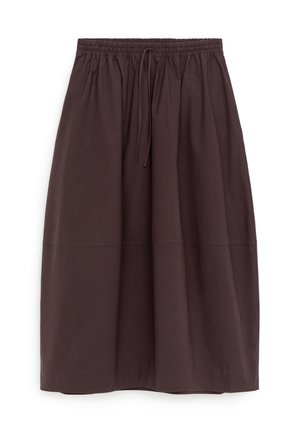 Jupe marron foncé longueur genou avec taille élastique et cordon de serrage, fabriquée en tissu lisse.