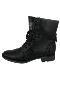 Černá kožená kotníková bota s kulatou špičkou, šněrováním v přední části a dekorativním prošíváním. Obsahuje kovové detaily a nízký stohovaný podpatek.