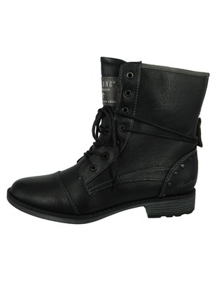 Bottine en cuir noir avec un bout arrondi, un laçage sur le devant et des coutures décoratives. Présente des accents en métal et un petit talon empilé.