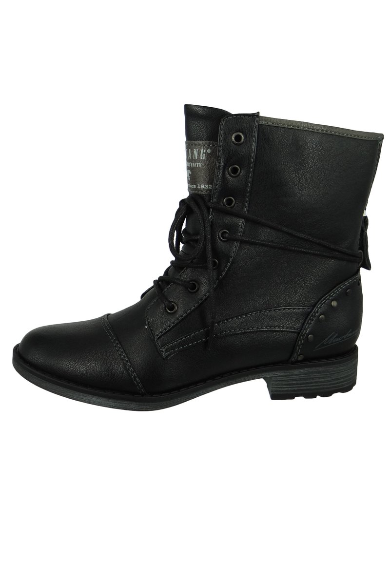 Černá kožená kotníková bota s kulatou špičkou, šněrováním v přední části a dekorativním prošíváním. Obsahuje kovové detaily a nízký stohovaný podpatek.