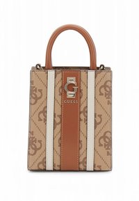 Bolso marrón con patrón que presenta un logo dorado, dos franjas crema y un panel central marrón. Material sintético liso con asas cortas.