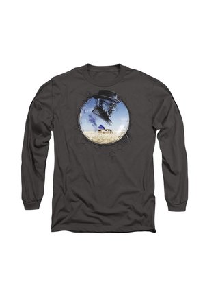 Langärmliges, dunkelgraues Shirt mit einem Grafikdesign, das eine Figur mit Hut in einer Wüstenlandschaft und einem Wohnmobil innerhalb eines kreisförmigen Designs zeigt.