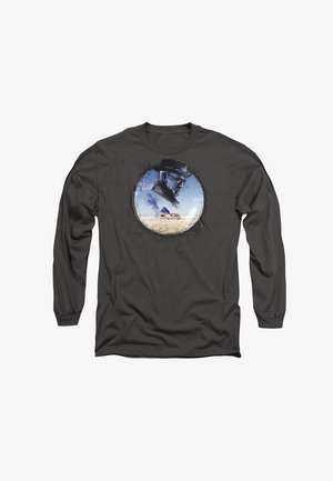 Langärmliges, dunkelgraues Shirt mit einem Grafikdesign, das eine Figur mit Hut in einer Wüstenlandschaft und einem Wohnmobil innerhalb eines kreisförmigen Designs zeigt.