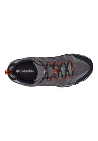 Scarpa da trekking grigia con tomaia in mesh, lacci arancioni e suola in gomma nera. Presenta un collare imbottito e il logo Columbia sulla soletta.