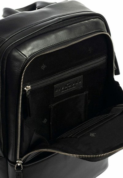 Zaino in pelle nera caratterizzato da un design strutturato, chiusure lampo argentate e numerose tasche interne con una morbida fodera nera.
