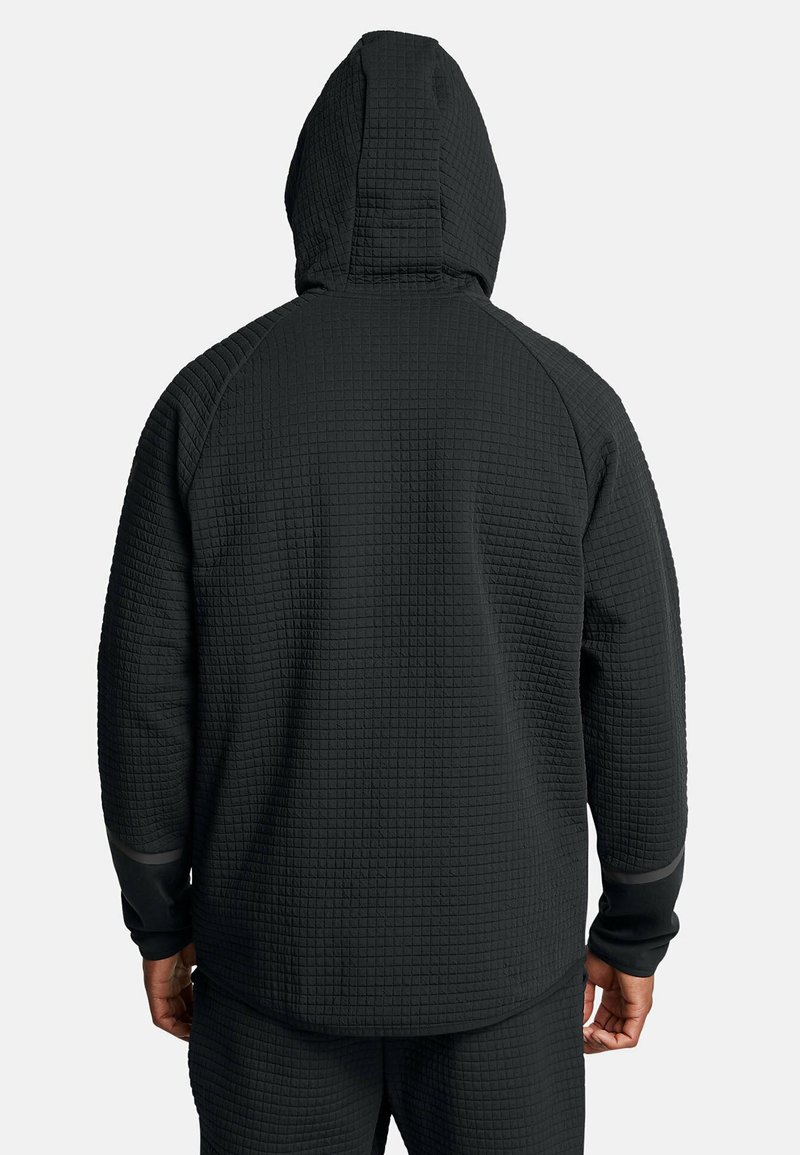 Schwarze Kapuzenjacke mit einem strukturierten, gesteppten Muster. Verfügt über eine enganliegende Kapuze und Raglanärmel. Mit einem Bündchen nahe den Handgelenken akzentuiert.