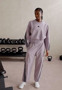 adidas Sportswear FUTURE ICONS THREE STRIPES  - Felpa - preloved fig